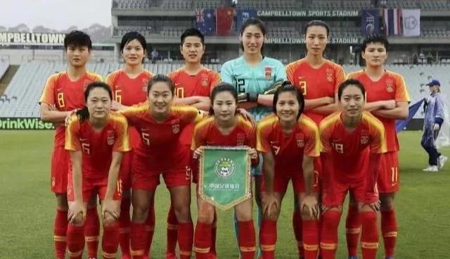 东亚杯足球赛大胜收官，中国女足高兴夺冠