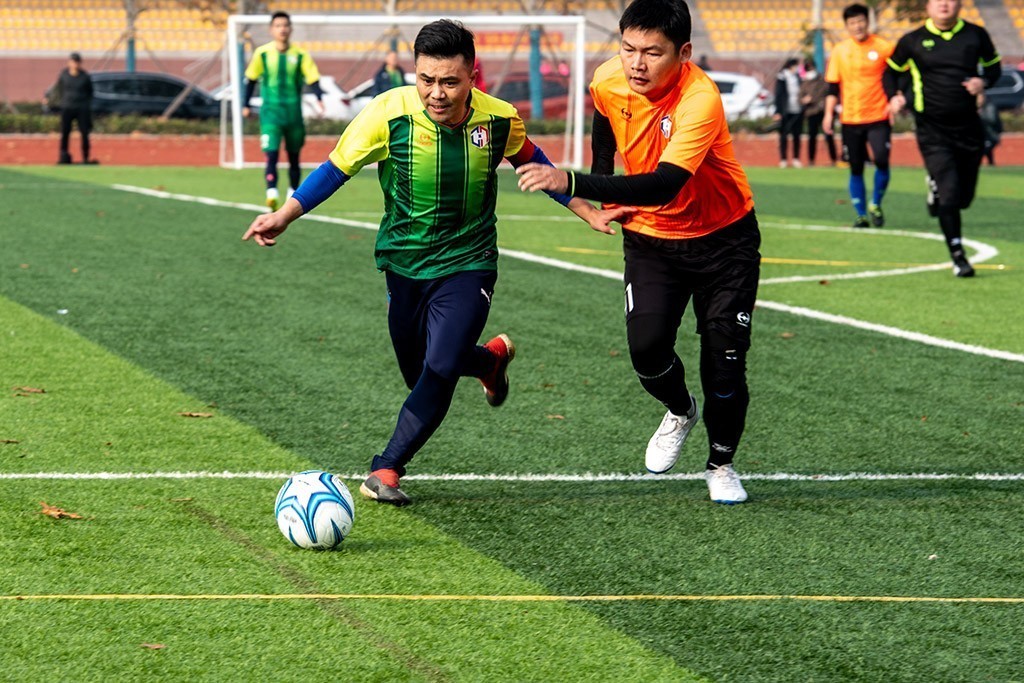 足球比赛现场热血澎湃，球迷狂热